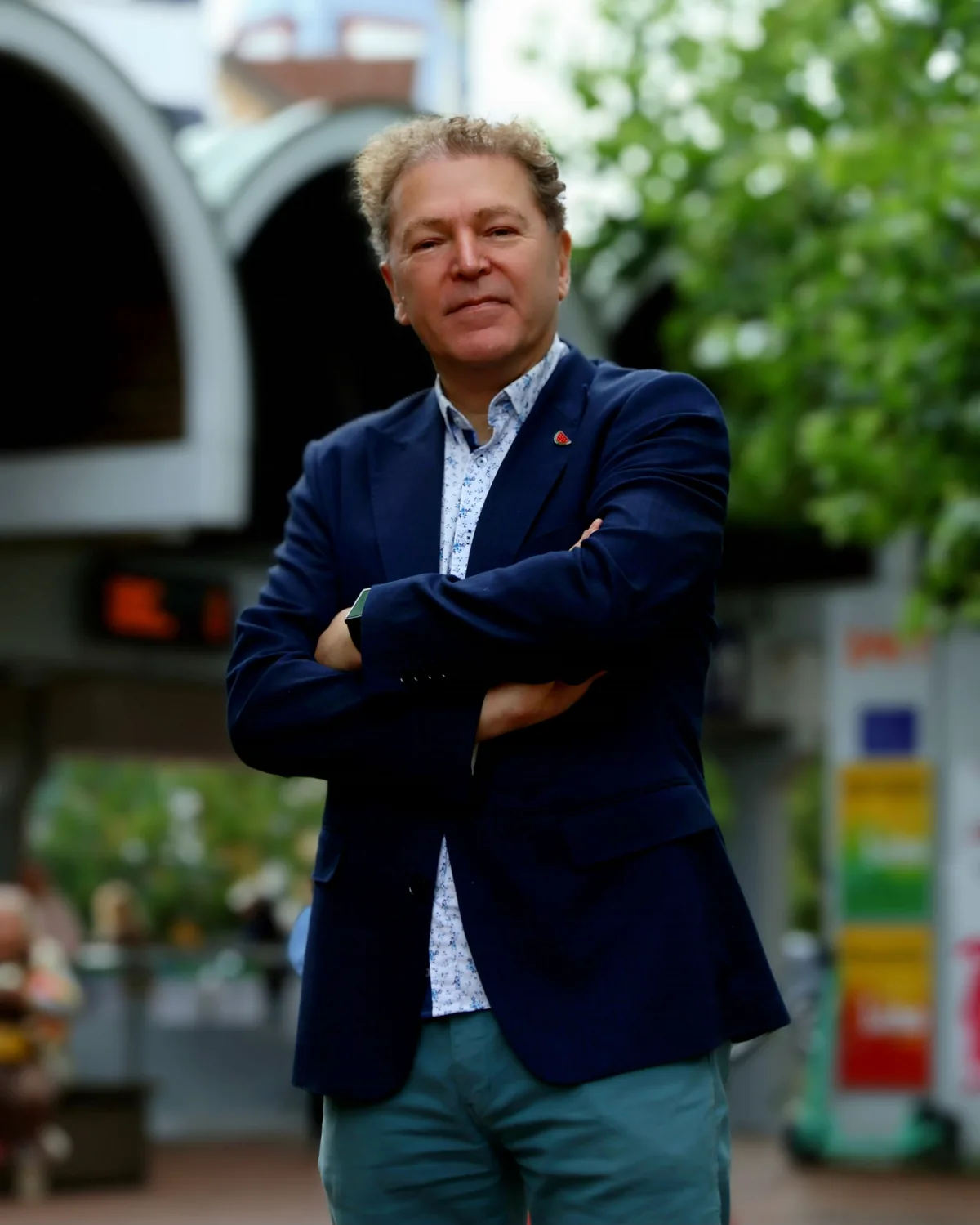 Ingo Jäger auf dem Lister Platz, dunkelblaues Sakko, offene Haltung