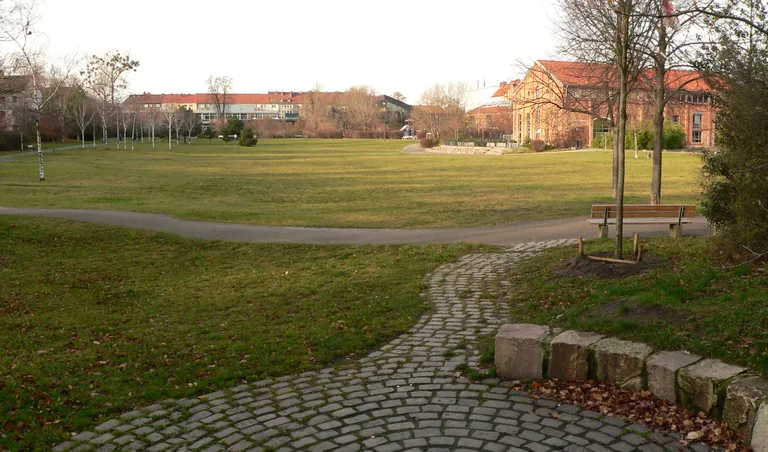 Vahrenwalder Park mit Wiese und Wegen