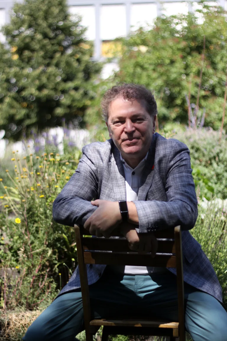 Ingo Jäger im Garten, nachdenklich und ruhig