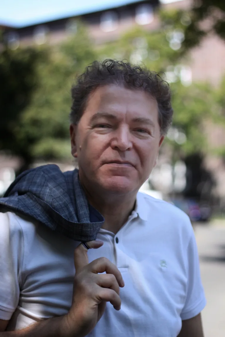 Ingo Jäger im Freien, in seinem Stadtbezirk