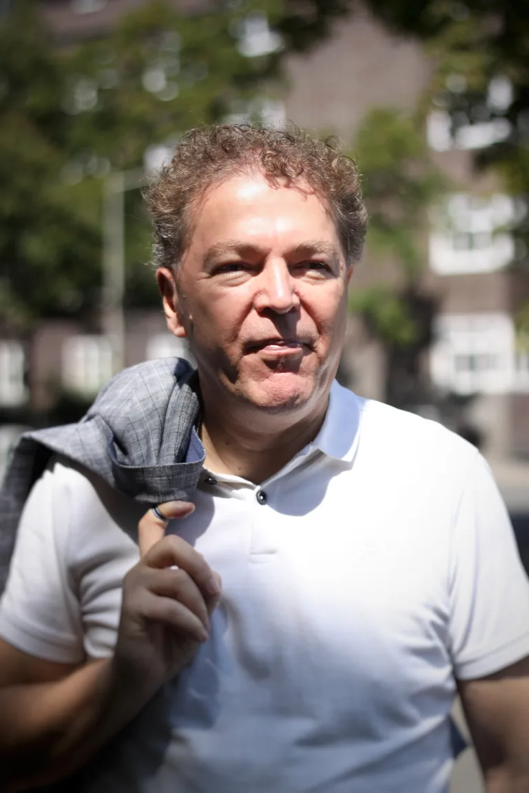 Ingo Jäger im Freien, nahbar, Sakko über der Schulter